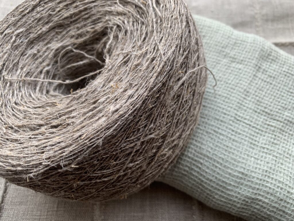 Hand gesponnenes Leinen, Handtuch aus Leinen auf einem Leinenkissenbezug