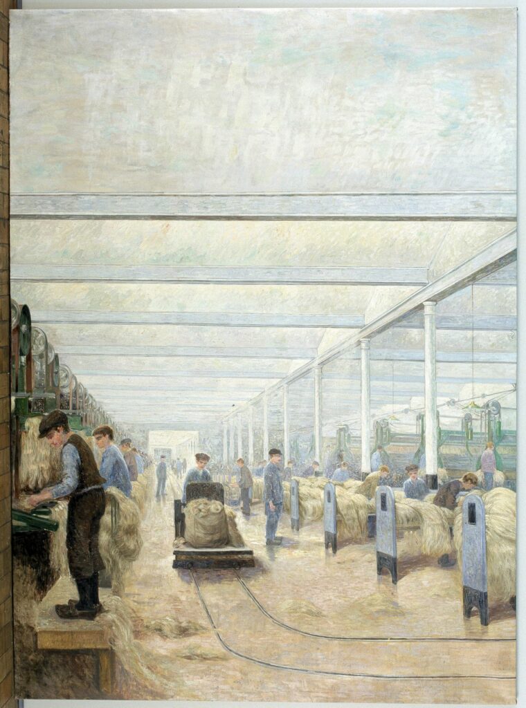 ein gemaltes Bild auf dem Arbeiter in einer Flachsfabrik in Flandern im 19. Jahrhundert zu sehen sind. In der Mitte liegen Schienen auf dem beige farbigen Boden auf dem ein Mann mit einer Art Lore eine größere Menge Flachs transportiert, links und rechts davon stehen Menschen, die den Flachs weiterverarbeiten.